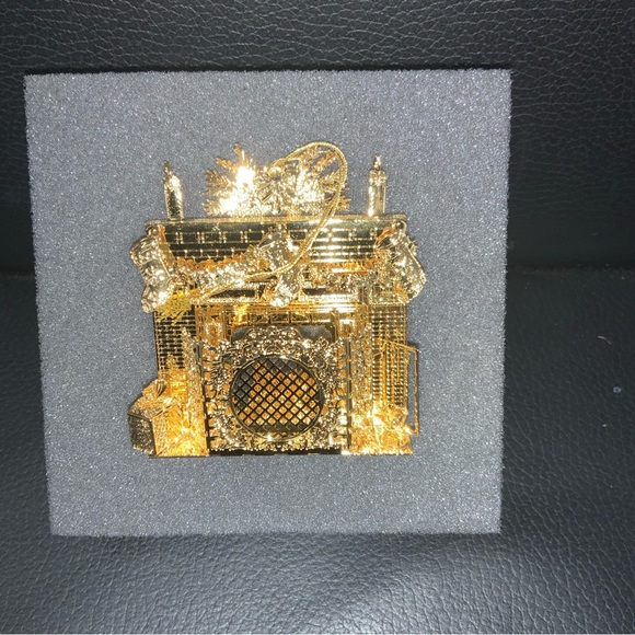 2005 Annual Festive Fireplace Danbury Mint Christmas Ornament Gold Plated - Picture 2 of 5